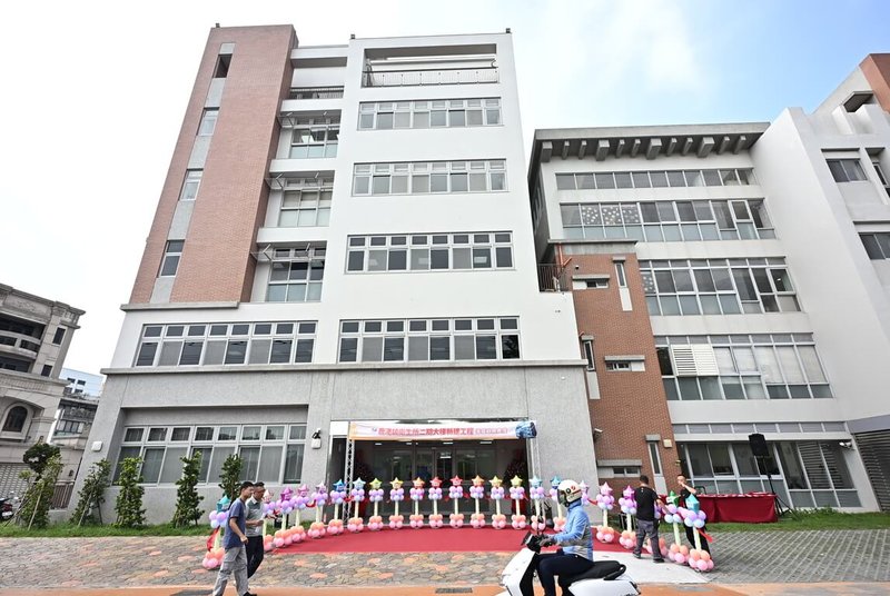 彰化鹿港衛生所二期大樓15日舉辦啟用典禮，大樓地下1樓至地上3樓規劃為衛生所及不老健身房，4樓至6樓設置日照、社區心理衛生中心及失智社區據點，提供鄉親更完整、便利且在地化照顧服務。（彰化縣政府提供）中央社記者吳哲豪傳真　115年9月15日