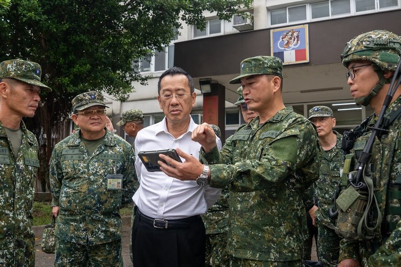 中秋節將至，國防部長顧立雄（中）15日前往基隆地區視導駐軍。（國防部提供）中央社記者游凱翔傳真　115年9月15日