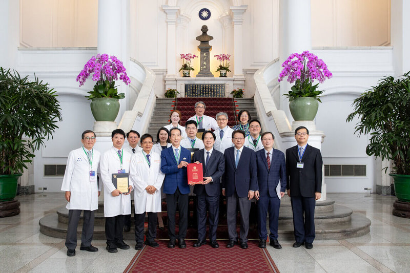 總統賴清德（前排右4）15日接見全球中醫藥醫學會聯合會表示，期待台灣能進一步將中醫藥的傳統智慧，發展具有台灣特色的中醫藥模式，並與世界分享台灣經驗。（總統府提供）中央社記者王揚宇傳真　115年9月15日