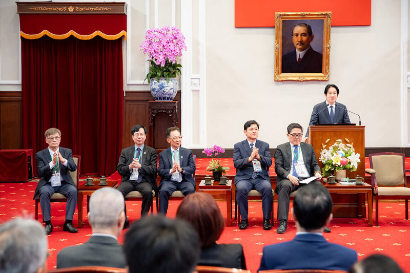 總統賴清德（右1）15日在總統府接見亞洲地區台灣同鄉會回國訪問團時表示，政府積極推動AI新十大建設，希望在2040年之前培養至少50萬名AI應用人才，也期盼打造台灣成為人工智慧島。（總統府提供）中央社記者王揚宇傳真　115年9月15日