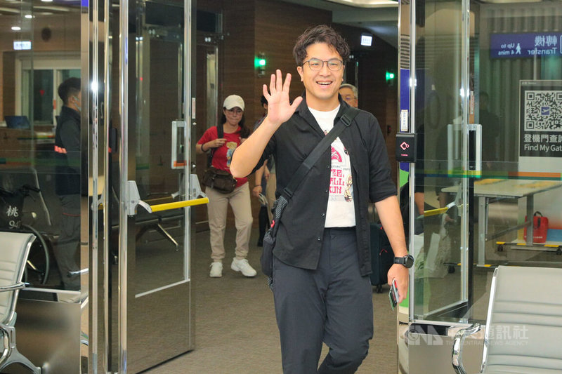Image 22: 民進黨台北市長參選人沈伯洋14日深夜結束訪日行程返台,他表示,此行就AI、產業、海底電纜、認知作戰等議題與日本議員交流,也考察無菸城市、兒虐保護及免費供餐等,盼深化台日合作。中央社記者吳睿騏桃園機場攝 115年9月15日