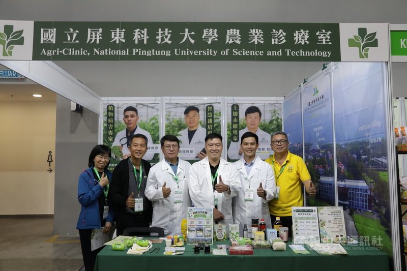 國立屏東科技大學在馬來西亞農業科技展設置「農業診療室」，以「植物看醫生」概念提供病蟲害與土壤診斷諮詢。圖為屏科大團隊與馬來西亞校友在展場攤位合影。中央社記者黃自強吉隆坡攝　115年9月15日
