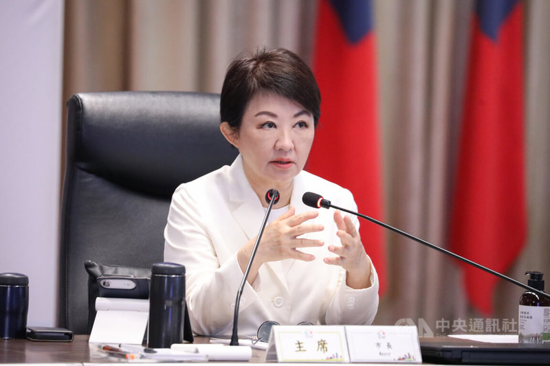 台中市長盧秀燕15日在市政會議中宣布，115年敬師獎勵禮券翻倍，全市公私立高中職以下所有教職人員每人新台幣2000元。中央社記者郝雪卿攝  115年9月15日