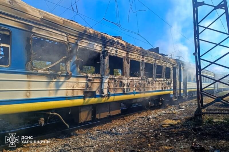 烏克蘭通往波蘭的鐵路13日遭俄羅斯無人機攻擊，搭乘列車的前英國首相強生驚險逃過一劫。（Press service of the State Emergency Service of Ukraine in Kharkiv region/Handout via 路透社）