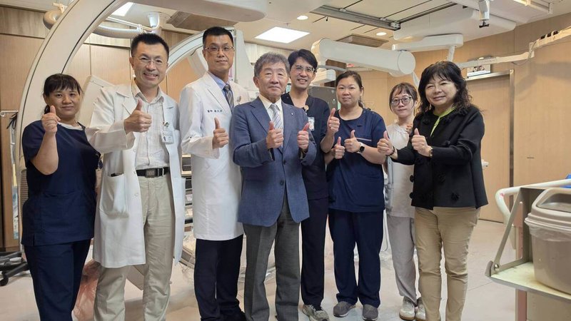 行政院政務委員陳時中（左4）14日訪視衛生福利部澎湖醫院，肯定醫院將智慧科技落實為第一線醫療服務成果。（澎湖醫院提供）中央社  115年9月15日