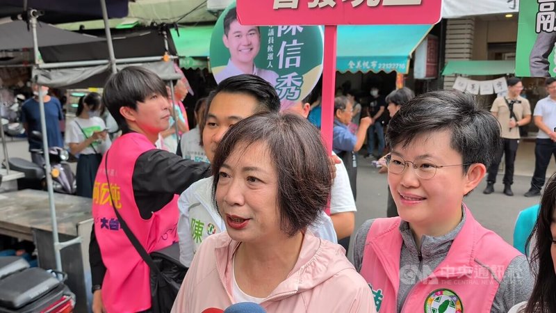 民主進步黨台中市長參選人何欣純（前）15日到北屯區北屯市場拜票，接受媒體聯訪表示，她提設青年局政見，期盼解決就學、就業、創業與人工智慧（AI）應用等問題，為年輕人打造希望城市。中央社記者蘇木春攝　115年9月15日