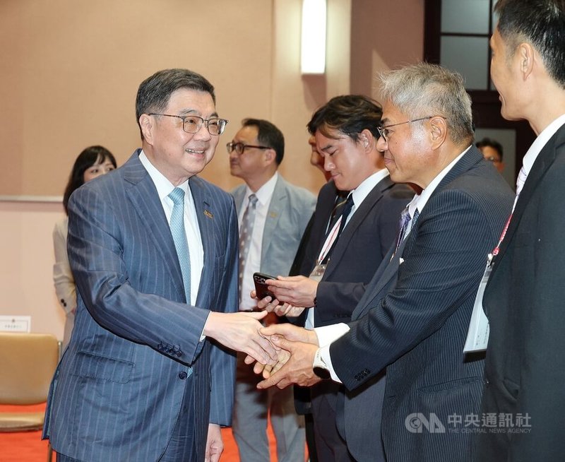 行政院長卓榮泰（前左）15日接見「亞洲地區台灣同鄉會回國訪問團」，包括日本、馬來西亞等同鄉會代表，卓榮泰逐一握手致意。中央社記者郭日曉攝　115年9月15日