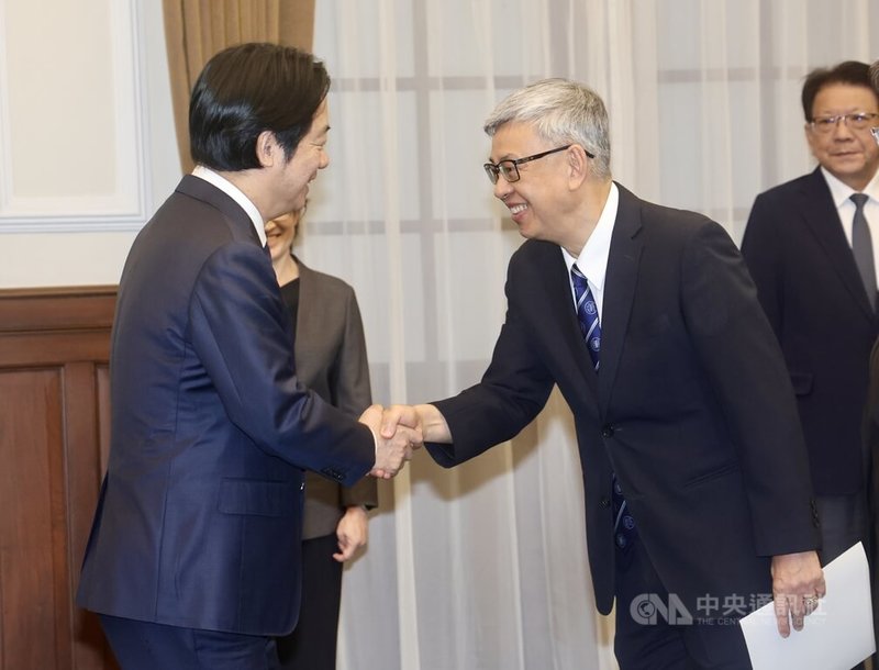 總統賴清德（前左）16日在總統府主持新任中央研究院、國史館、行政院政務人員及駐外大使宣誓典禮，向中央研究院院長陳建仁（前右）握手致意。中央社記者張皓安攝　115年9月16日
