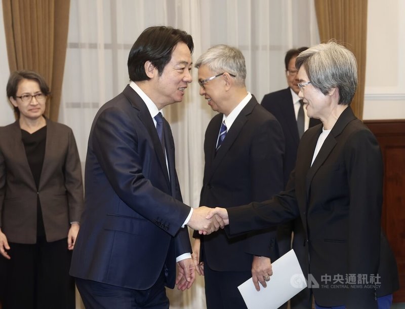 總統賴清德（前左）16日在總統府主持新任中央研究院、國史館、行政院政務人員及駐外大使宣誓典禮，向國史館館長陳翠蓮（前右）握手致意。中央社記者張皓安攝　115年9月16日