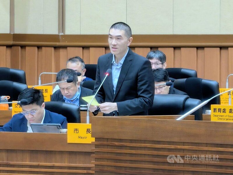 基隆市長謝國樑（立者）先前選舉提出免費提供青年5萬輛電動機車，並稱做不到不連任，目前發出2萬6813輛，對於有議員質詢關切是否退選，謝國樑16日表示，相信自己會連任，也會追加預算延續政策。中央社記者王朝鈺攝　115年9月16日
