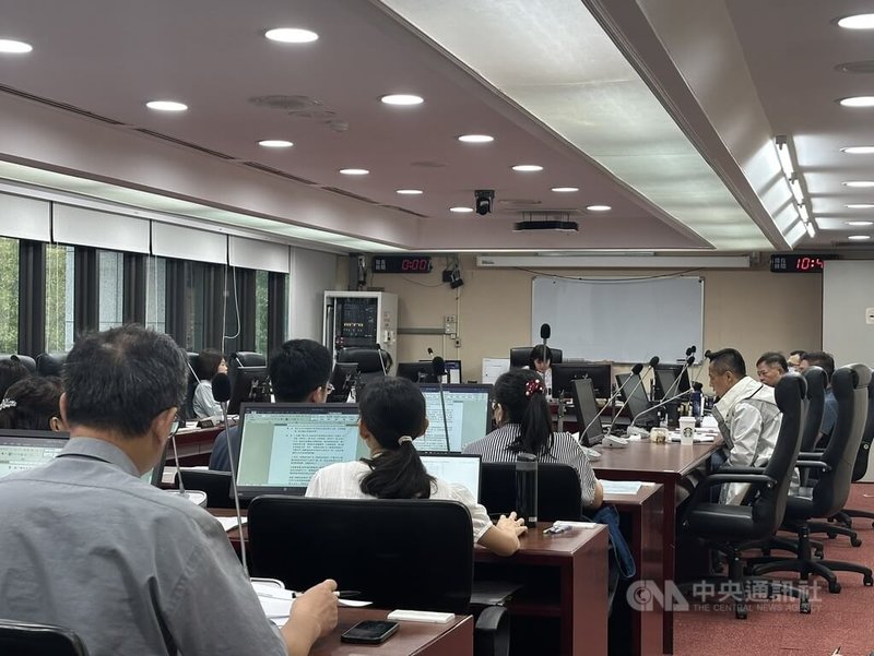 台北市議會16日初審通過台北市土地使用分區管制自治條例第19條修正案，都發局表示，原規定建物與鄰幢留設間隔跟現今申請都更等容獎有差異，確有修正必要，若此案通過，建物跟鄰幢間隔將改為6公尺。中央社記者劉建邦攝　115年9月16日
