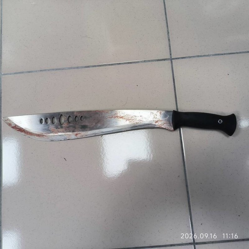 古姓男子15日深夜在南投縣埔里鎮1家KTV與潘姓老闆起衝突，潘男涉持開山刀砍殺古男致死，南投縣警察局埔里分局當場逮捕潘嫌、查扣開山刀（圖）。（民眾提供）中央社記者蕭博陽南投縣傳真　115年9月16日