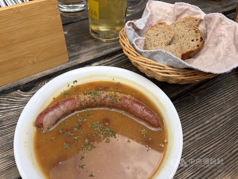 山屋使用當地食材，不僅減少碳排放，並促進當地農業發展。山間農民所種植的穀物所製成的麵包，獵人所獵的野味香腸，都是在地的物產。菜單也會有季節性的變化。中央社記者郭芳君格勞賓登州攝115年9月16日