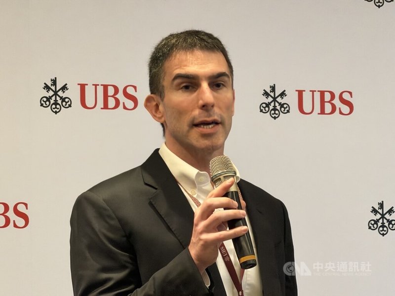 Image 18: 瑞銀台灣研究主管艾藍迪(Randy Abrams)16日受訪表示,超大規模雲端服務商(Hyperscaler)手握充裕現金,資本支出不受利率升高影響,算力供給短缺將支撐硬體供應鏈熱度延續至2027年。中央社記者吳家豪攝 115年9月16日