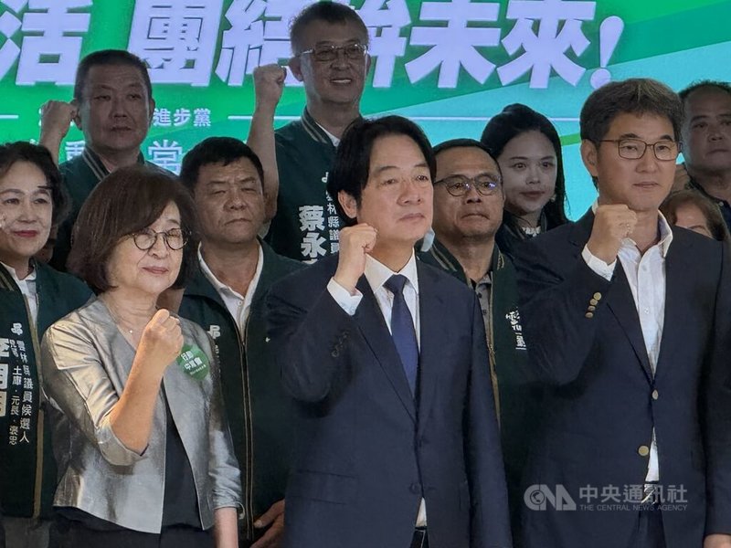 民進黨行動中常會16日移師雲林，兼任黨主席的總統賴清德（前中）並將出任黨籍雲林縣長參選人劉建國（前右）的競選總部主委，與會眾人高喊團結，力拚年底選戰全壘打。中央社記者姜宜菁攝　115年9月16日