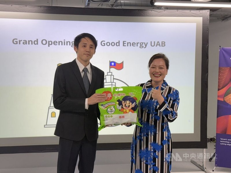 台灣能源業者合谷新能源在立陶宛設立子公司,15日開幕典禮上駐立陶宛代表王雪虹(右)送上台灣零食「乖乖」祝福新公司諸事順利。中央社記者游堯茹維爾紐斯攝 115年9月16日