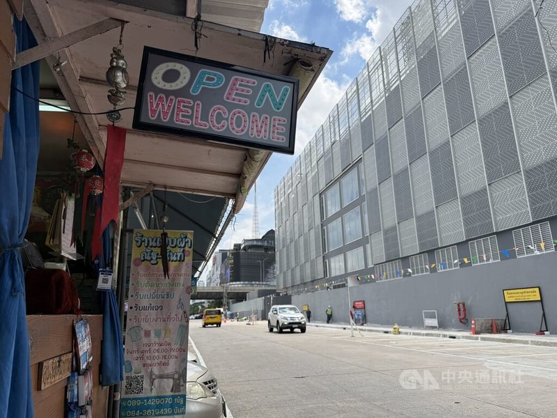 曼谷拉瑪九世路大型資料中心外觀，建築外圍設有金屬格柵，周邊為市區道路及商業設施。中央社記者李宗憲曼谷攝　115年9月16日
