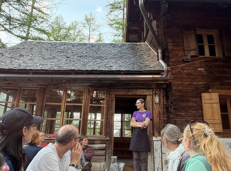 瑞士山屋在登山入口處設置一台冰箱，放置新鮮蔬果，邀請入山旅客挑選願意攜帶的食材背上山。每年約有3公噸蔬菜以人力零碳排方式運送，顯著減少直升機補給。晚餐前，工作人員感謝山友背物資上山。中央社記者郭芳君格勞賓登州攝115年9月16日