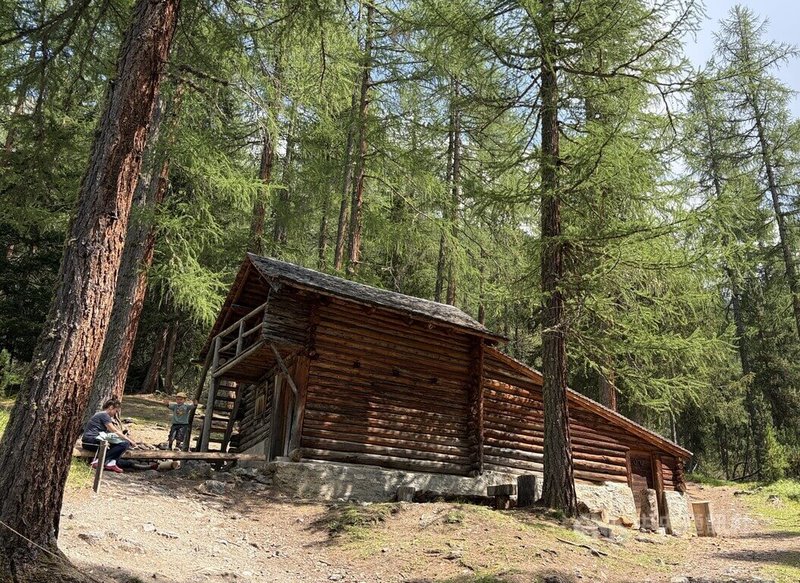 山屋設備簡樸，部分無網路訊號，僅提供通舖與基本盥洗設施，也歡迎所有年齡層的登山客，也是親子登山健行的選擇。中央社記者郭芳君格勞賓登州攝115年9月16日