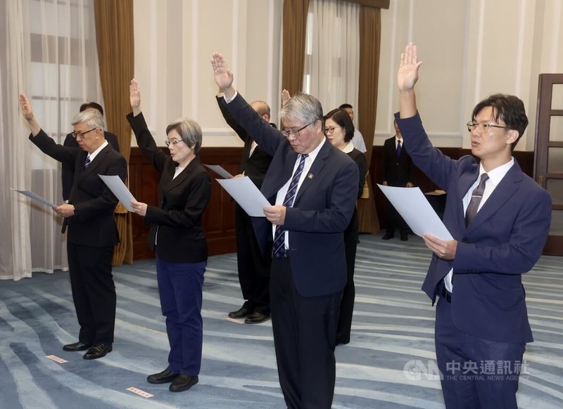 新任中央研究院、國史館、行政院政務人員及駐外大使宣誓典禮16日在總統府舉行，中央研究院院長陳建仁（前排左起）、國史館館長陳翠蓮、中央研究院副院長彭信坤、運動部政務次長楊啓文等宣誓就職。中央社記者張皓安攝　115年9月16日