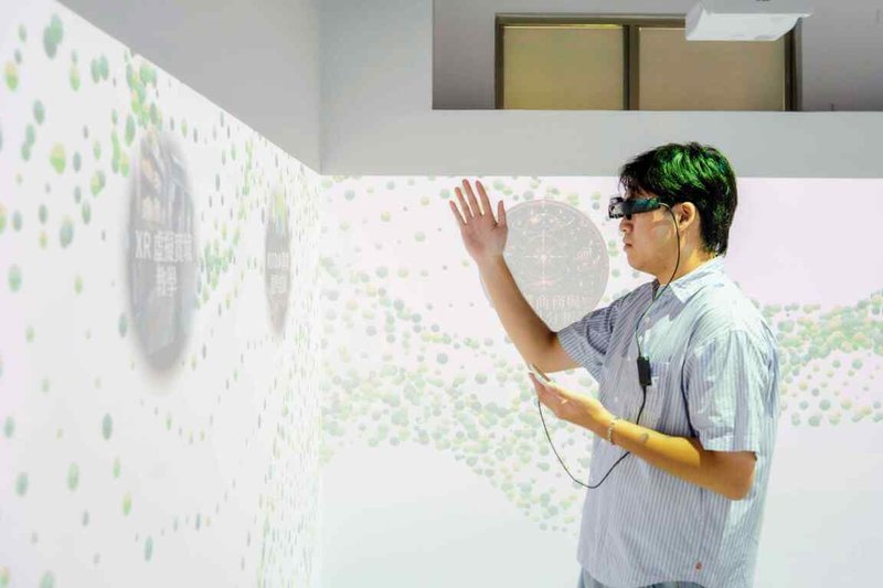 東吳大學16日啟用「虛實融合學習教室」，導入四面環景牆面與地面連動投影，讓學生沉浸式學習體驗。（東吳大學提供）中央社記者陳至中台北傳真　115年9月16日