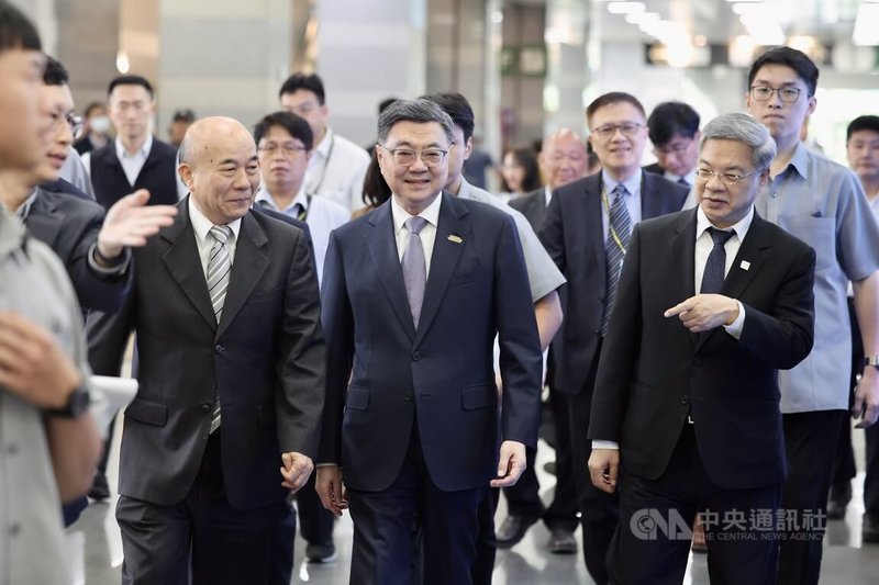 行政院長卓榮泰（前中）16日在經濟部長龔明鑫（前右）等人陪同下，參觀在台北南港展覽館舉行的2026台北國際塑橡膠工業展。中央社記者王飛華攝　115年9月16日