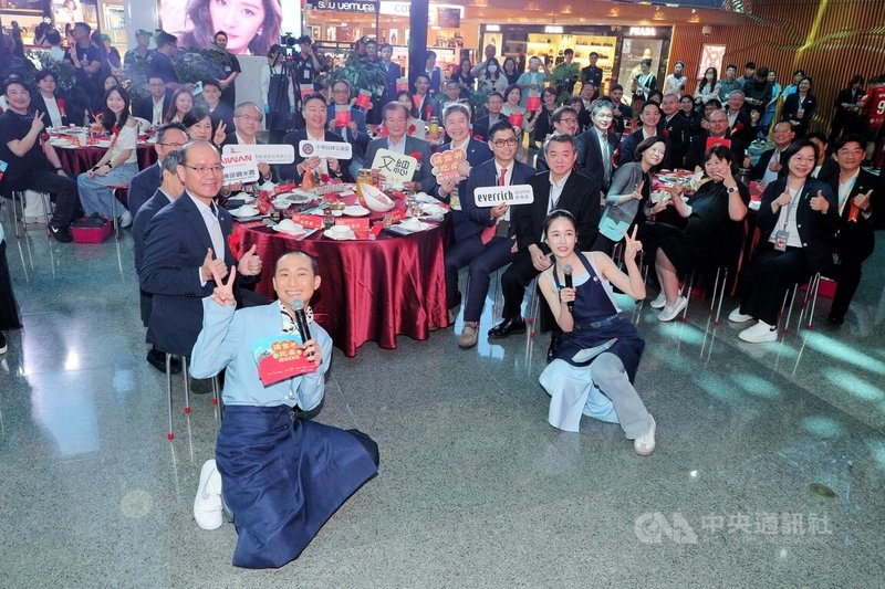 「請世界吃桌．機場好饗宴」16日在桃園國際機場熱鬧登場，首次在管制區舉行台味十足的辦桌活動，從手路菜、台灣小吃到現場表演，讓傳統辦桌文化在國門展開全新體驗。中央社記者吳睿騏攝　115年9月16日