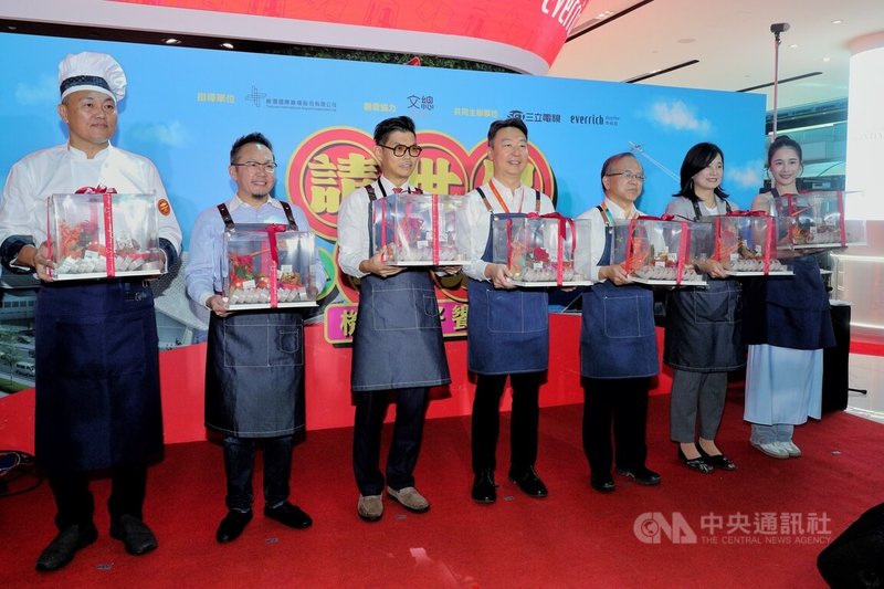 「請世界吃桌．機場好饗宴」活動16日在桃園國際機場管制區登場，由交通部長陳世凱（左4）、桃園國際機場公司董事長陳彥伯（右3）、觀光署長陳玉秀（右2）等人換上圍裙、逐桌上菜揭序幕。中央社記者吳睿騏攝　115年9月16日