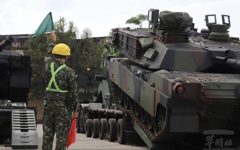 陸軍三支部運輸兵群日前協同584旅實施M1A2T上板作業，驗證重型裝備載運能力。（軍聞社提供）中央社記者游凱翔傳真 115年9月16日