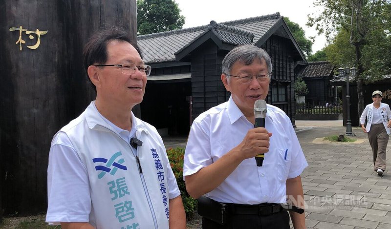 民眾黨創黨主席柯文哲（左2）16日輔選黨籍嘉義市長參選人張啓楷（左）時表示，民眾黨年輕支持者多，嘉義市很多年輕人出外工作，將重大影響這次選舉的結果，最後階段將強力呼籲民眾黨年輕支持者返鄉投票。中央社記者黃國芳攝　115年9月16日
