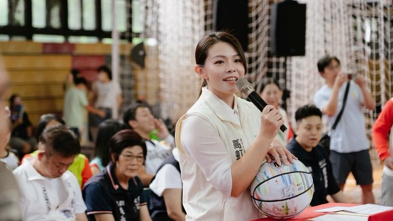 爭取連任的新竹市長高虹安（前）16日表示，將持續推動營養午餐、敬老福利等政策，爭取市民支持，也將繼續推動28校通學步道、校舍整建、交通改善及產業發展等建設。（高虹安競選辦公室提供）中央社記者郭宣彣傳真　115年9月16日