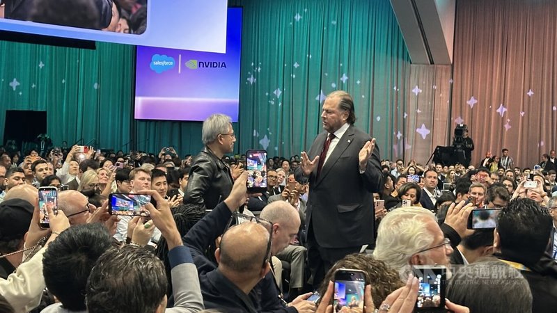 針對AI安全問題，Salesforce執行長班紐夫（右）、輝達執行長黃仁勳（左）認為，與其訴諸監管，企業更需為自家產品把關。中央社記者張欣瑜舊金山攝　115年9月16日