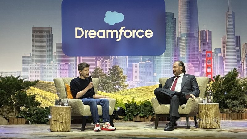 OpenAI執行長阿特曼（左）與Salesforce執行長班紐夫在Dreamforce大會就AI相關議題對談。中央社記者張欣瑜舊金山攝　115年9月16日