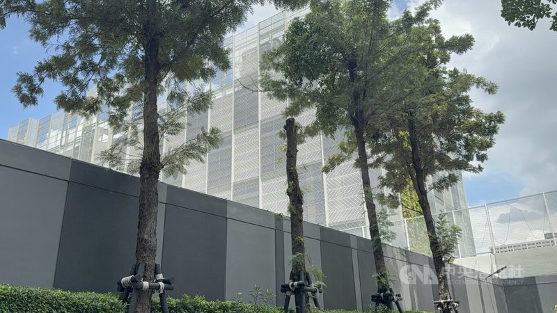 曼谷拉瑪九世路上的大型資料中心毗鄰一間大型醫院,附近居民對大型設施進駐市區表達安全疑慮。中央社記者李宗憲曼谷攝 115年9月16日
