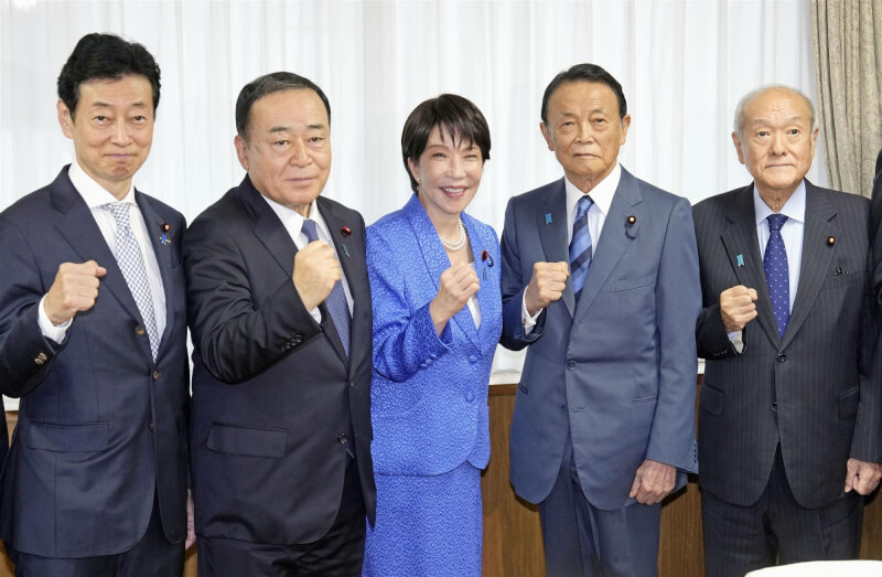 日本首相、執政黨自民黨總裁高市早苗（中）16日在黨中央召開臨時總務會，敲定新的黨內一級主管人事，會後與選舉對策委員長西村康稔（左1）、總務會長梶山弘志（左2）、副總裁麻生太郎（右2）、幹事長鈴木俊一合影（右1）。（共同社）