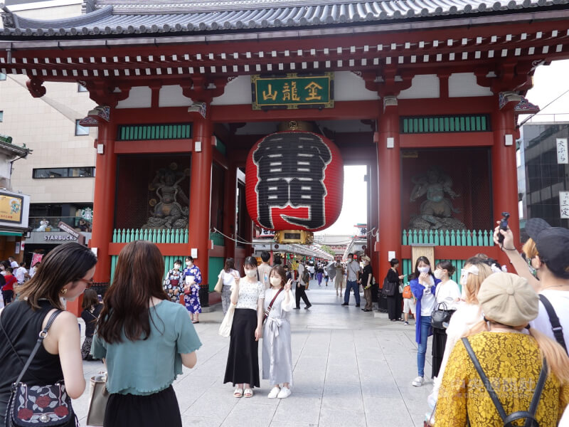 圖為旅客前往東京都淺草寺雷門前拍照留念。（中央社檔案照片）