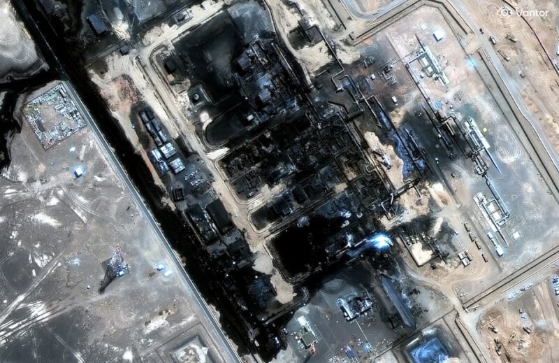 Image 20: 衛星影像顯示沙烏地阿拉伯主要輸油管線遭到襲擊受損。(Vantor/Handout via 路透社)