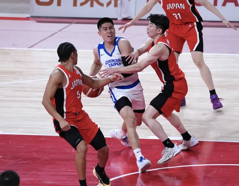 2026名古屋亞運男子籃球賽程16日進行8強淘汰賽，台灣男籃陳盈駿（中）在嚴密看管下仍強攻全隊最高的20分，可惜終場台灣仍以78比85不敵地主日本、止步8強。（中華奧會提供）中央社記者黎建忠傳真　115年9月16日