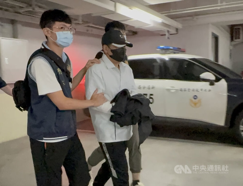 無黨籍立委高金素梅助理張俊傑棄保潛逃案，涉協助破壞電子手鐶的嫌犯陳威達（左2）17日主動投案，警方詢後晚間將人移送北檢複訊。中央社記者曹亞沿攝　115年9月17日