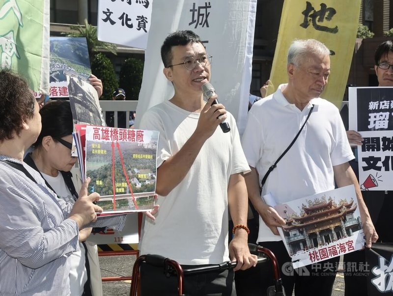 搶救橋頭糖廠百頃森林志工團等民間團體17日在行政院大門前舉行記者會，「搶救橋頭糖廠百頃森林」發起人莊傑任（中）呼籲政府落實「文化基本法」，執行文化影響評估，認真思考橋頭糖廠文資價值。中央社記者張皓安攝　115年9月17日