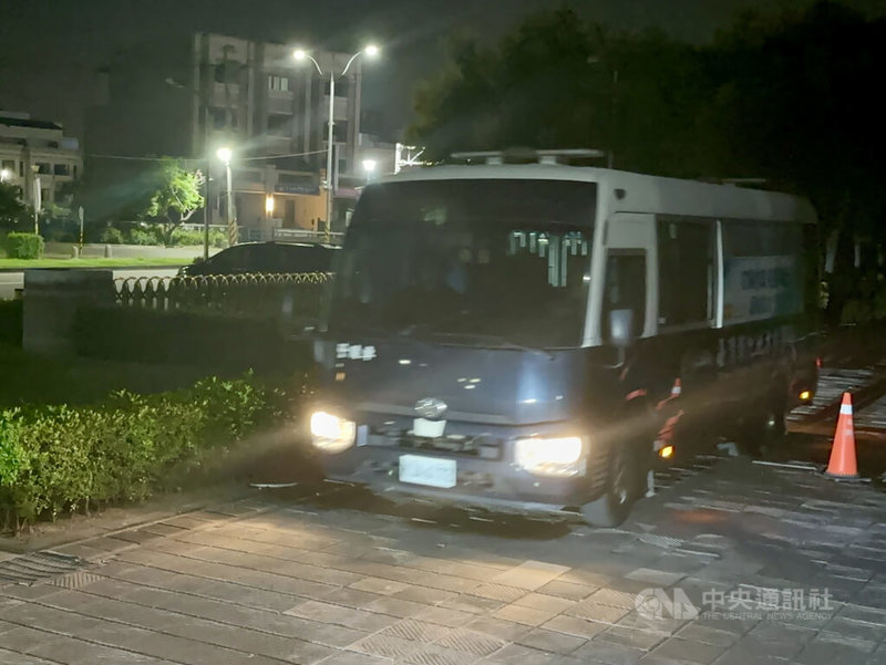 彰化縣議長謝典霖等人議會餐敘涉賄選案，5人遭彰化地方檢察署聲押禁見，彰化地方法院17日晚間召開羈押庭，深夜裁定謝典霖羈押並禁止通信接見。圖為載運謝典霖至彰化看守所的警備車。中央社記者鄭維真攝　115年9月17日