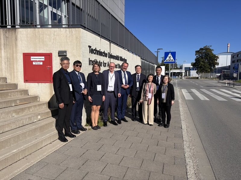 國科會17日表示，與德國聯邦研究、科技及太空部（BMFTR）於台灣時間15日至17日，在德國慕尼黑共同舉辦「2026台德半導體合作成果交流研討會」。圖為國科會工程處處長洪樂文（右4）等人與德國BMFTR代表合影。（國科會提供）中央社記者趙敏雅傳真　115年9月17日