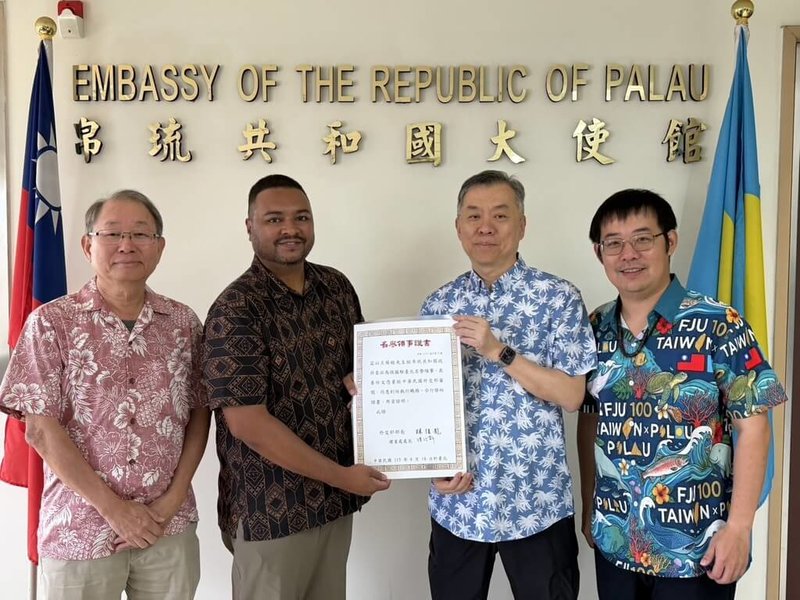 帛琉駐台大使吳傑法（Gaafar J.Uherbelau，左2）15日頒發名譽領事證書，由王舜睦（右2）正式接任帛琉駐台北名譽領事。（帛琉共和國駐台大使館提供）中央社記者楊堯茹傳真 115年9月17日