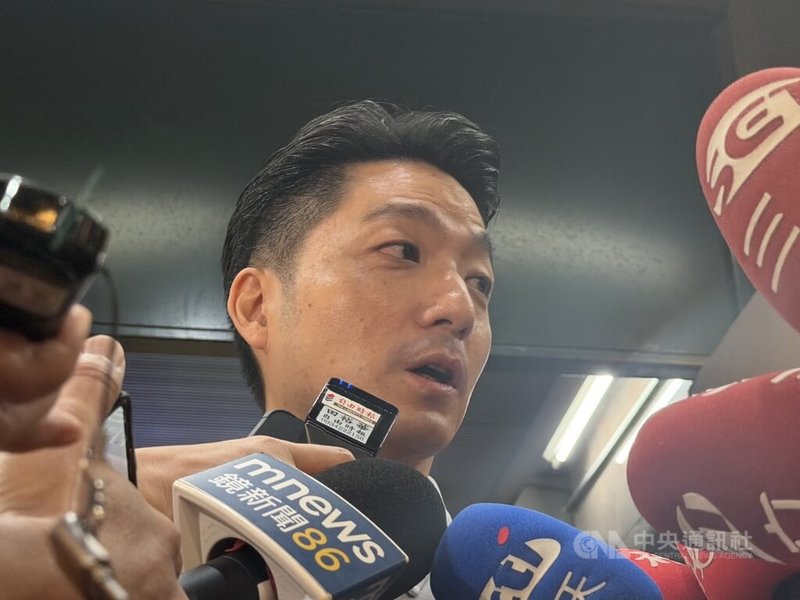 有網友在社群平台發文表示，17日下午2時將在中正紀念堂持刀隨機攻擊。台北市長蔣萬安（圖）上午出席公開活動前接受媒體聯訪表示，警方已掌握相關IP，同時全面提升周邊部署，會以最高標準因應。中央社記者葉蓁芸攝　115年9月17日