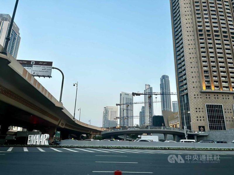 杜拜銷售量最大的房地產開發商Emaar Properties創辦人阿拉巴爾說，美以伊戰事先前雖讓杜拜房地產市場有所下跌，但這並非危機，而是市場價格在分化和調整。中央社記者施婉清杜拜攝　115年9月17日