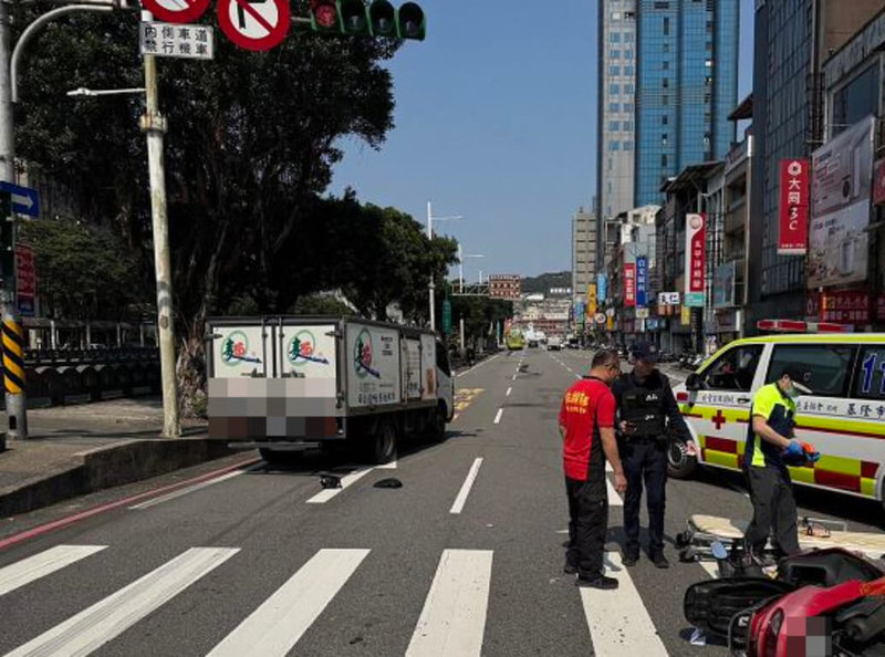 基隆市信一路與義三路口在民國114年3月間發生死亡車禍，林姓騎士與莊姓貨車駕駛碰撞後傷重身亡，家屬控告莊男涉犯過失致死，經檢方偵查後，認定林男未依規定兩段式左轉，予以莊男不起訴。（讀者提供）中央社記者王朝鈺傳真 115年9月17日