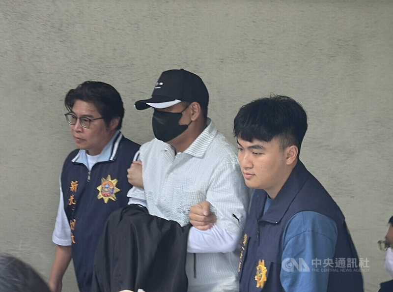 無黨籍立委高金素梅助理張俊傑棄保潛逃，傳出竹聯幫成員陳威達（中）曾協助逃亡。陳威達17日在律師陪同下主動赴刑事局投案，刑事局確認人別訊問後，將人移送新北新店警分局歸案。（翻攝畫面）中央社記者劉建邦傳真　115年9月17日