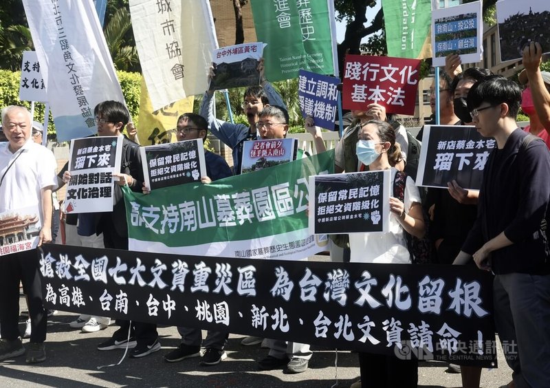 搶救橋頭糖廠百頃森林志工團等民間團體17日在行政院大門前舉行記者會，呼籲政府正視「有形文資」審議，開啟對話，重啟文化治理生機。中央社記者張皓安攝　115年9月17日