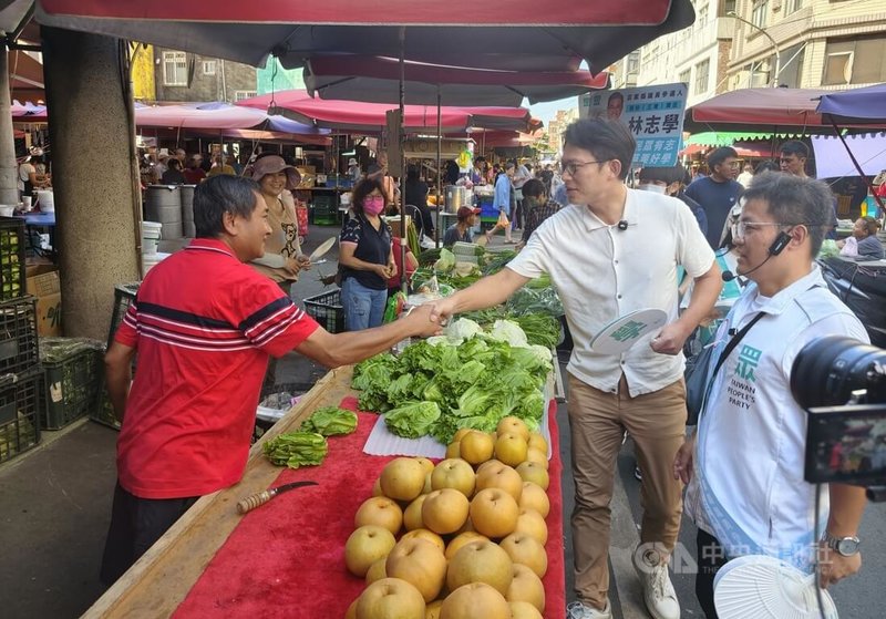 國民黨主席鄭麗文稱有百分之百的把握，國民黨能在2028重返執政。台灣民眾黨主席黃國昌（右2）17日到苗栗輔選指出，當前重要的是2026選舉，在履行藍白合作協議基礎上展望2028才務實。中央社記者管瑞平攝　115年9月17日