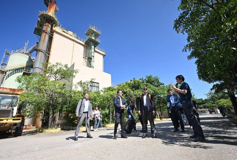 台灣菸酒公司竹南製瓶廠停產後，廠區多數空間閒置，國民黨立委陳超明17日會同相關單位會勘廠區，聽取簡報，並針對土地使用、都市計畫、交通出入口及未來招商方向交換意見。（苗栗縣政府提供）中央社記者管瑞平傳真　115年9月17日
